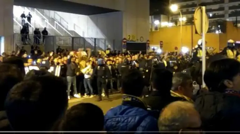 Incidentes entre aficiones en el Cádiz - Sevilla de Copa.  