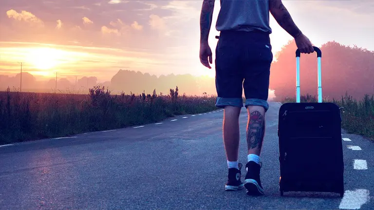 Un joven con una maleta de viaje ARCHIVO