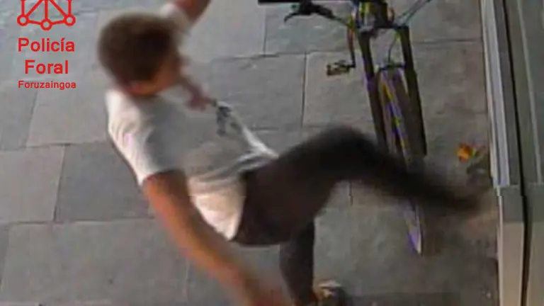 Un joven destroza un cajero en Berroplano de una patada POLICÍA FORAL