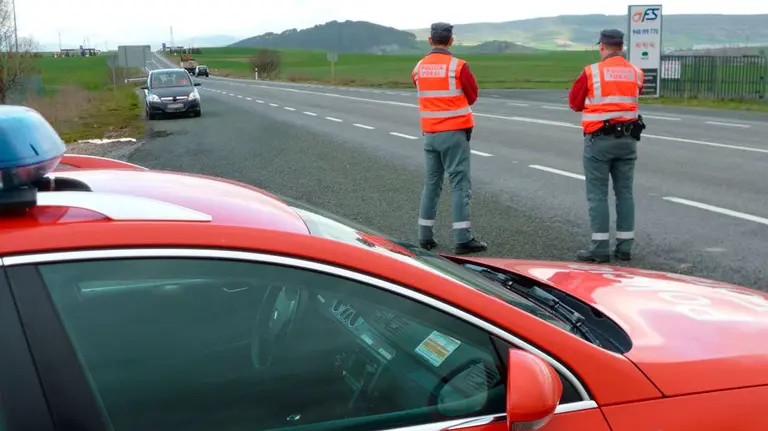 La Policía Foral realiza un control en la carretera. POLICÍA FORAL