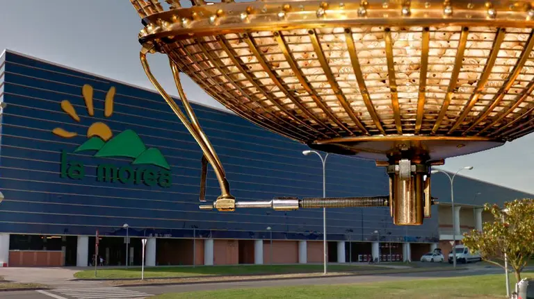 Un bombo de lotería y el centro comercial La Morea