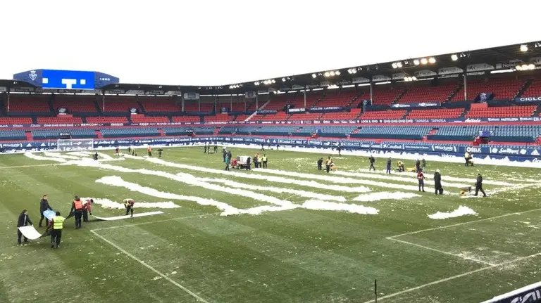 Los empleados retiran la nieve de El Sadar. CA Osasuna.