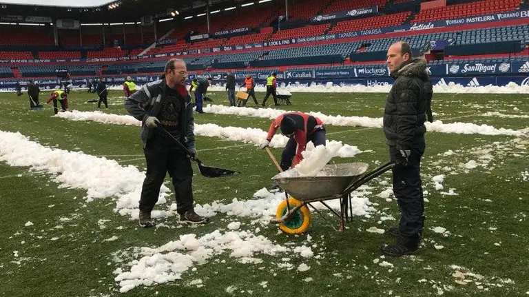 Los trabajadores retira la nieve de El Sadar. Osasuna