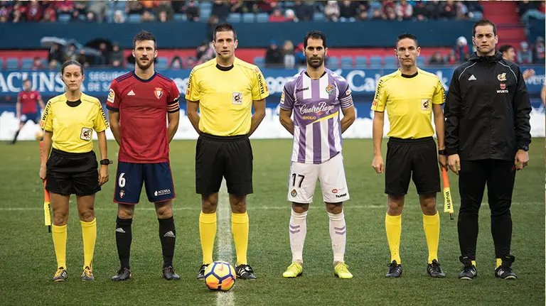 Partido entre Osasuna y Valladolid en El Sadar con el árbitro Isidro Díaz de Mera. MIGUEL OSÉS.
