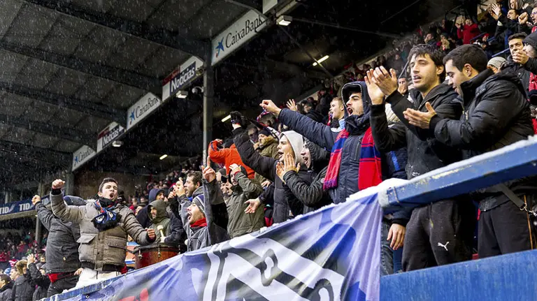 La grada de El Sadar durante el partido de Liga entre Osasuna y Valladolid IÑIGO ALZUGARAY 8