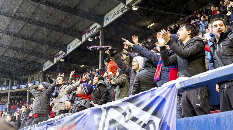 La grada de El Sadar durante el partido de Liga entre Osasuna y Valladolid IÑIGO ALZUGARAY 9