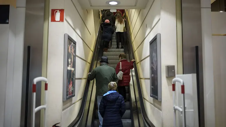 Se abren las puertas de El Corte Ingles para las primeras rebajas del año. MIGUEL OSÉS_4