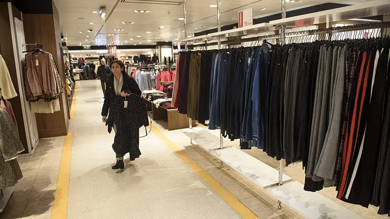 Se abren las puertas de El Corte Ingles para las primeras rebajas del año. MIGUEL OSÉS_13