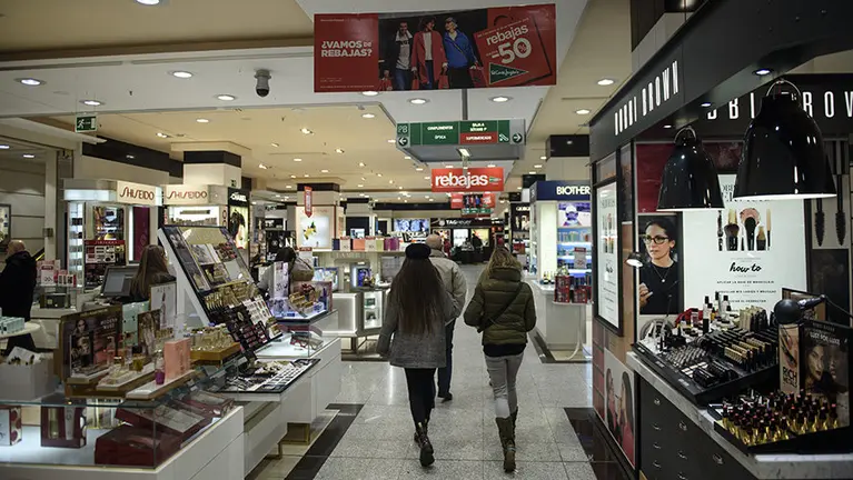 Se abren las puertas de El Corte Ingles para las primeras rebajas del año. MIGUEL OSÉS_17