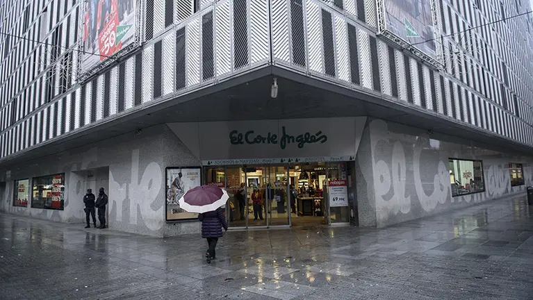 Se abren las puertas de El Corte Ingles para las primeras rebajas del año. MIGUEL OSÉS_18