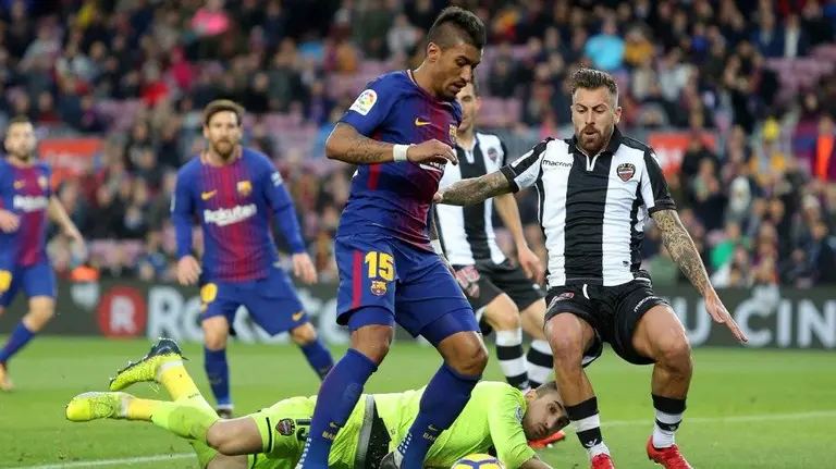 Paulinho en acción ante el Levante. La Liga.