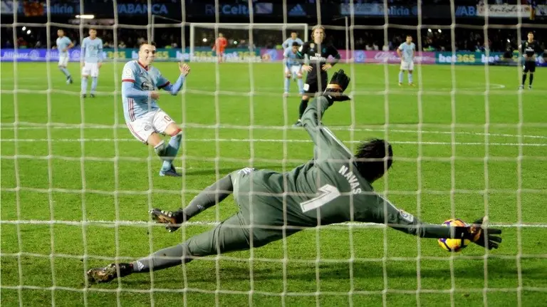 Keylor Navas detirne un penalti a Iago Aspas. La Liga.