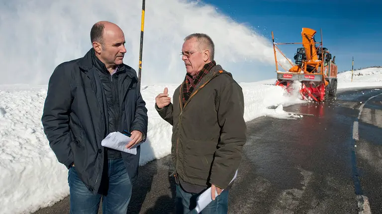 El vicepresidente Ayerdi recibe en Belagua las explicaciones del director general de Obras Públicas, Ignacio Nagore. GOBIERNO DE NAVARRA