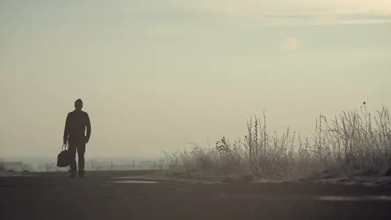 Imagen de un hombre deambulando por la carretera ARCHIVO