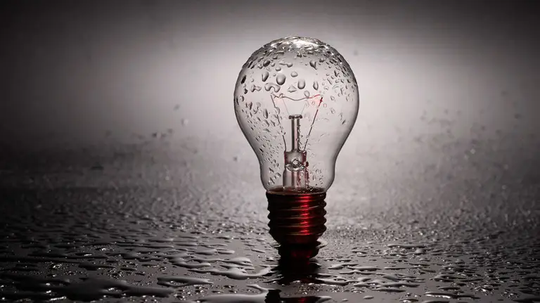Una bombilla mojada. ARCHIVO