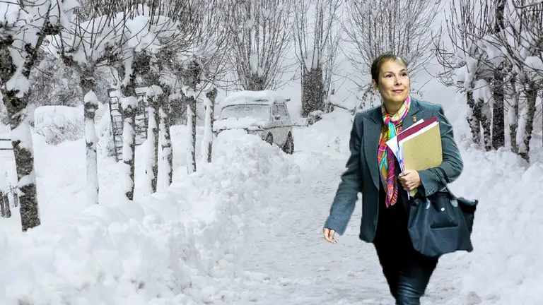 GRA214 RONCESVALLES (NAVARRA), 15/01/2017.- Un coche queda entre la nieve en Roncesvalles (Navarra) comunidad donde continúa el temporal de nieve y ya se acumulan espesores de 50 cm. EFE/Villar López
