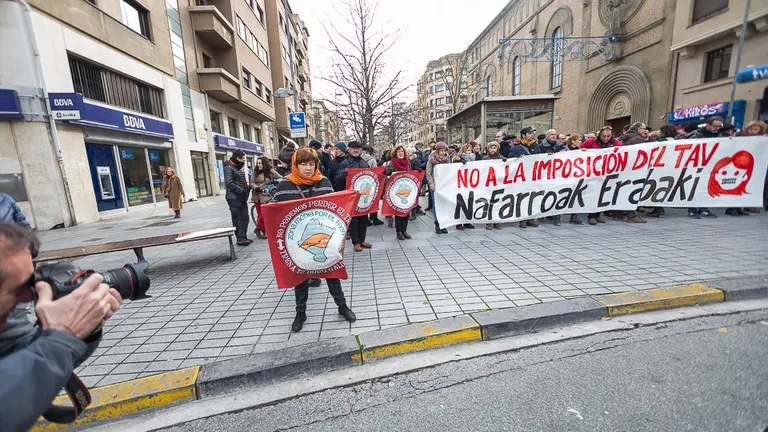 Concentración de la 'Iniciativa por el tren y en contra del TAV' (07). IÑIGO ALZUGARAY