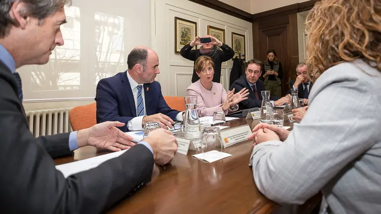 El ministro de Fomento, Íñigo de la Serna, presenta la conexión ferroviaria de Navarra con la Y vasca en un acto al que asisten Manu Ayerdi y Arantxa Tapia. IÑIGO ALZUGARAY (10)