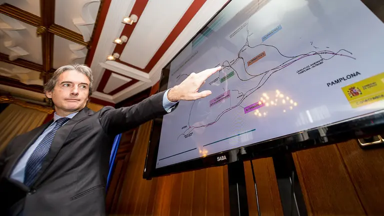 El ministro de Fomento, Íñigo de la Serna, presenta la conexión ferroviaria de Navarra con la Y vasca en un acto al que asisten Manu Ayerdi y Arantxa Tapia. IÑIGO ALZUGARAY (45)