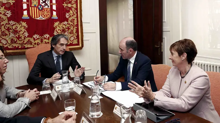 GRAF883 PAMPLONA, 09/01/2018.- El ministro de Fomento, Íñigo de la Serna (c), durante la presentación hoy en Pamplona del estudio informativo de la conexión ferroviaria de alta velocidad de Navarra con la Y vasca, en un acto al que han asistido, entre otros, el vicepresidente del Gobierno foral, Manu Ayerdi (2d), y la consejera vasca de Desarrollo Económico, Arantxa Tapia (d). EFE/Jesús Diges