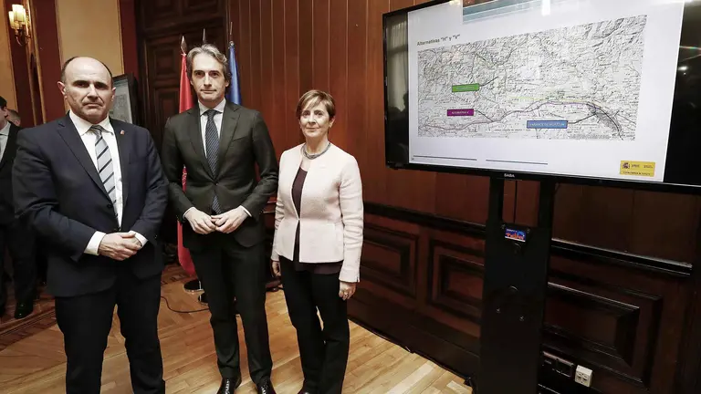 El ministro de Fomento, Íñigo de la Serna (c), durante la presentación hoy en Pamplona del estudio informativo de la conexión ferroviaria de alta velocidad de Navarra con la Y vasca, en un acto al que han asistido, entre otros, el vicepresidente del Gobierno foral, Manu Ayerdi (i), y la consejera vasca de Desarrollo Económico, Arantxa Tapia (d). EFE/JESUS DIGES