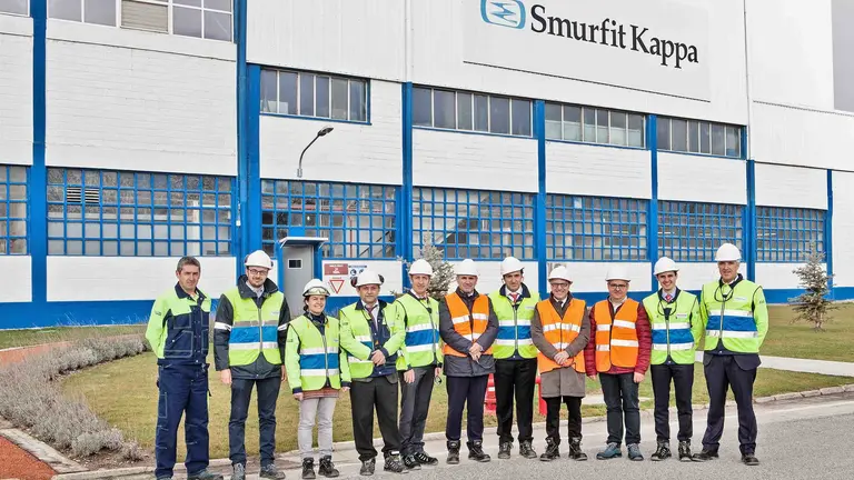 El vicepresidente Ayerdi, en el centro, con los responsables de la empresa Smurfit Kappa durante la visita a su papelería de Sangüesa CEDIDA