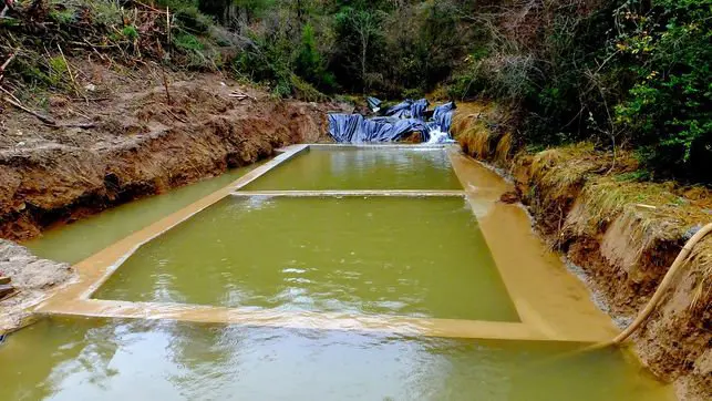 Imagen de una balsa para la retención de los sedimentos ante un vertido de lindano Foto ECOLOGISTAS EN ACCIÓN