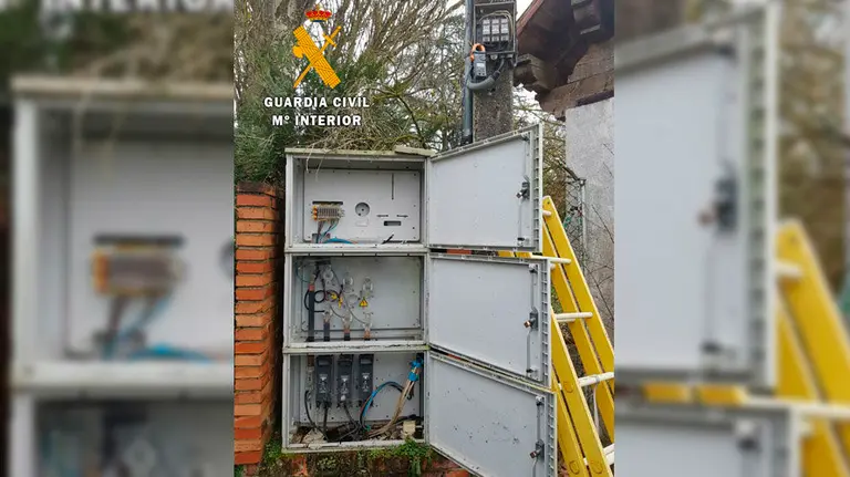 Caja de controladores en las que se realizó el enganche irregular