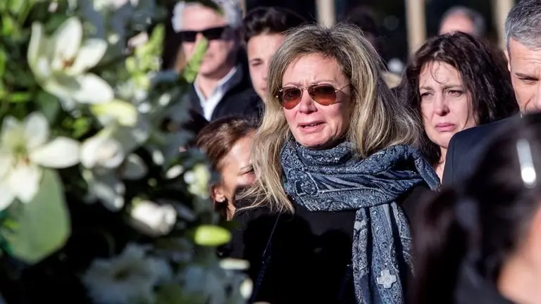 La madre de la joven, Diana López-Pinel, a su salida del tanatorio madrileño de La Paz.  Rodrigo Jiménez Efe