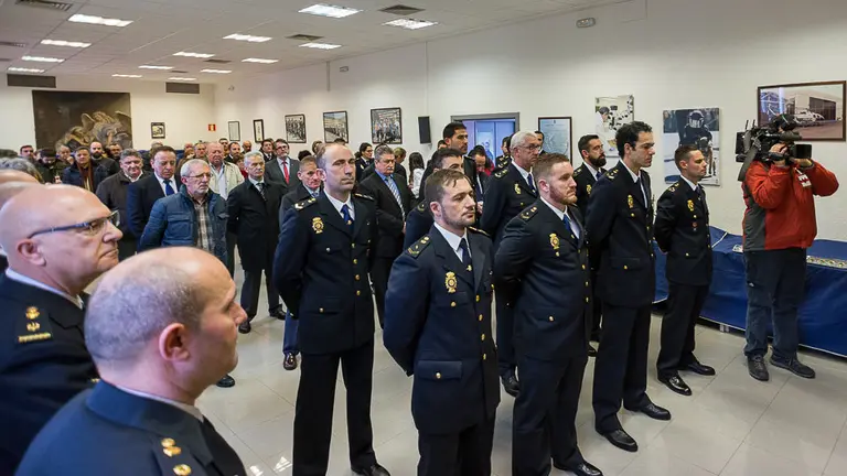 La Policía Nacional celebra el 194 aniversario de la institución con un homenaje al personal jubilado en 2017 y la condecoración de algunos agentes en servicio (04). IÑIGO ALZUGARAY