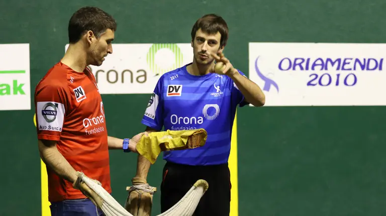 Urriza y Barrenetxea eligen material. Maialen Andrés.