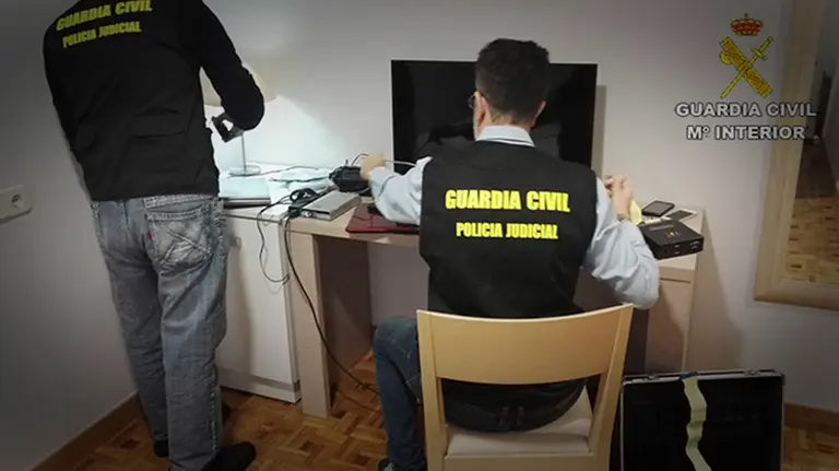 La Guardia Civil registra el material incautado GC