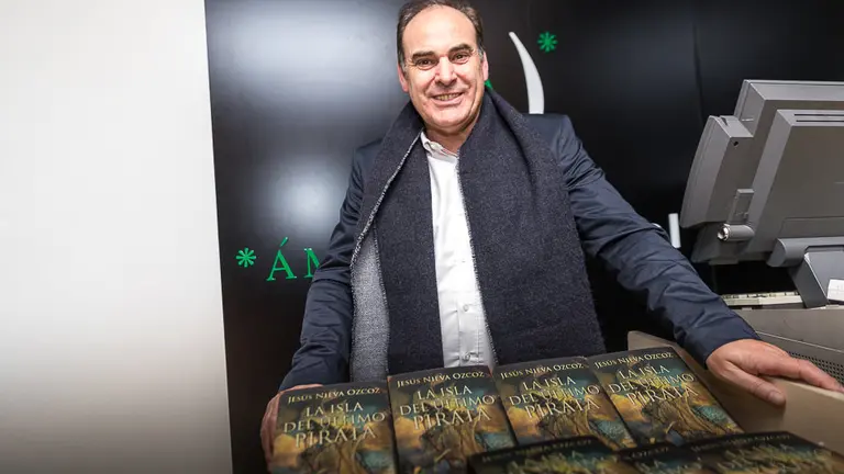 El escritor Jesús Nieva Ozcoz presenta su libro 'La isla del último pirata'(01). IÑIGO ALZUGARAY