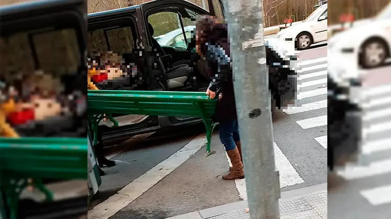 Imagen de las mujeres en pleno acto de robo de un banco