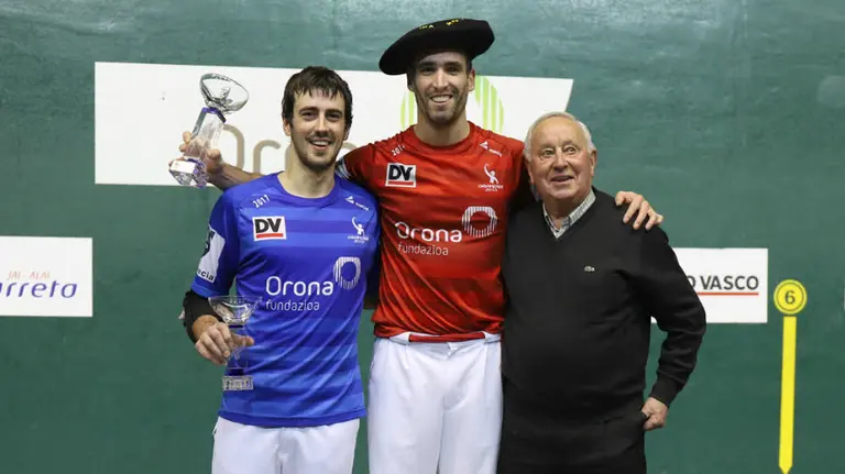 Javier Urriza muestra su txapela en el pódium de honor. Maialen Andrés.