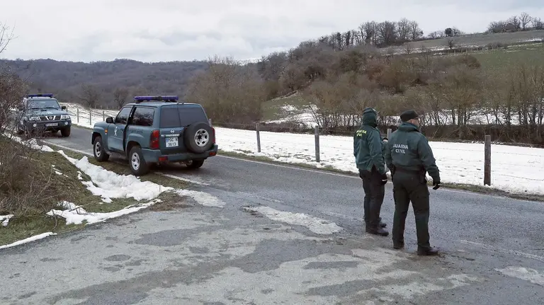 GRAF1408 AIZPÚN (NAVARRA) 13/1/2018.- Imagen del dispositivo de la Guardia Civil en la localidad navarra de Aizpún (Valle de Goñi) durante el rescate de un hombre que ha muerto ahogado y otros dos que le acompañaban mientras practicaban barranquismo en Artazul, en el término municipal de Aizpún, en el valle de Goñi. EFE/Villar López