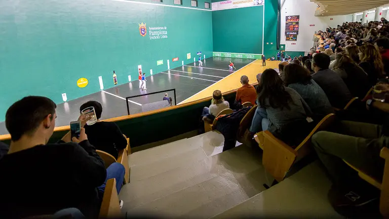 El frontón Labrit de Pamplona durante el partido del Campeonato de Parejas de Pelota Mano entre Ezkurdia-Zabaleta y Elezkano II-Rezusta (02). IÑIGO ALZUGARAY