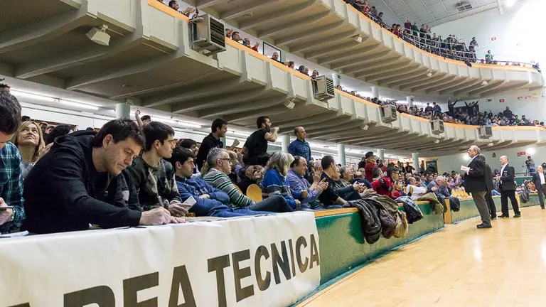 El frontón Labrit de Pamplona durante el partido del Campeonato de Parejas de Pelota Mano entre Ezkurdia-Zabaleta y Elezkano II-Rezusta (14). IÑIGO ALZUGARAY