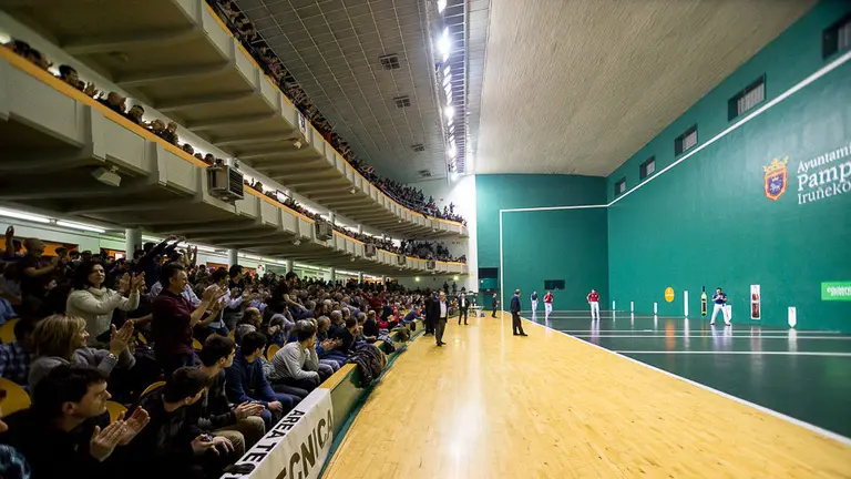El frontón Labrit de Pamplona durante el partido del Campeonato de Parejas de Pelota Mano entre Ezkurdia-Zabaleta y Elezkano II-Rezusta (29). IÑIGO ALZUGARAY