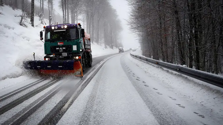 GRAF1767. RONCESVALLES (NAVARRA), 14/01/2018.- Una máquina quitanieves retira la nieve acumulada en la carretera N-135 desde Roncesvalles a Valcarlos donde la nieve caída en las últimas horas en la comunidad Foral hace necesario el uso de cadenas para circular por cuatro carreteras de la red secundaria de Navarra, sin que por el momento se registren incidencias en la red principal. EFE/Villar López