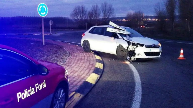 La imagen facilitada por la Policía Foral del coche empotrado contra la señal en Castejón