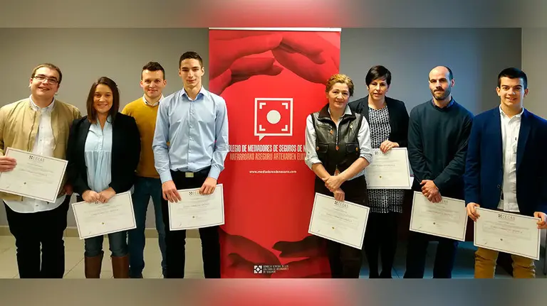 Los alumnos del Colegio de Mediadores de Seguros de Navarra que han obtenido el certificado del último curso (1). CEDIDA