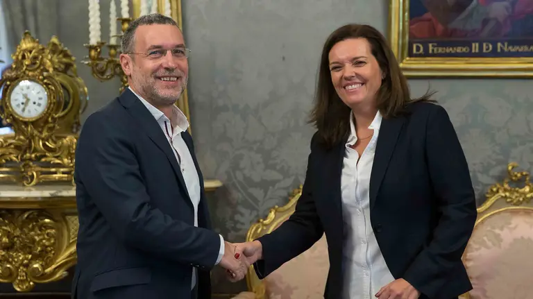 A* Jesús Garzaron
F* 2018_01_15
T* Firma convenio entre La Caixa y el Gobierno de Navarra Cesión 8 viviendas para ayuda social
 L* Palacio de Navarra
P* Miguel Laparra, consejero del Gobierno y Ana Díez Fontana, directora territorial de La Caixa