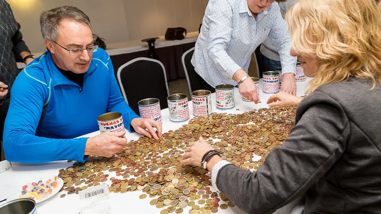 Recuento de huchas solidarias de la asociación Sonrisas de Comida (09). IÑIGO ALZUGARAY