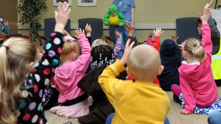 Imagen de varios niños pequeños en una de sus primeras clases en un colegio ARCHIVO
