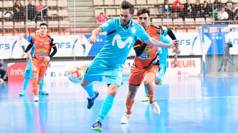 Rafael, jugador de Movistar Inter, dispara ante Rubi, de Aspil-Vidal Ribera Navarra. LFNS