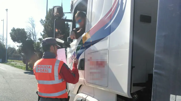 Imagen de archivo de un camionero con un agente de la Policía Foral