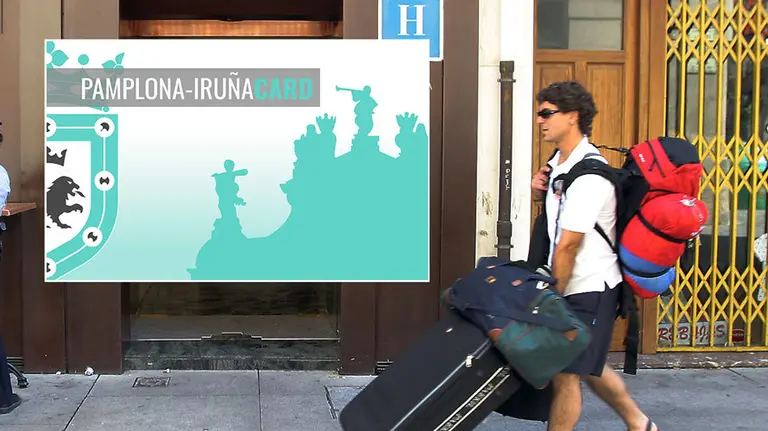 Un turista llega a Pamplona cargado de maletas. ARCHIVO