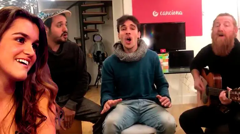 Los tres cantantes interpretando la canción compuesta para la navarra Amaia Romero.