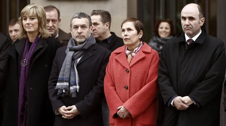 GRA170. PAMPLONA, 21/12/2016.- La presidenta de Navarra, Uxue Barros (2d), acompañada de su Ejecutivo, realiza hoy un minuto de silencio a las puertas del Palacio de Navarra en repulsa por los atentados terroristas de Berlín y Ankara. EFE/Jesús Diges